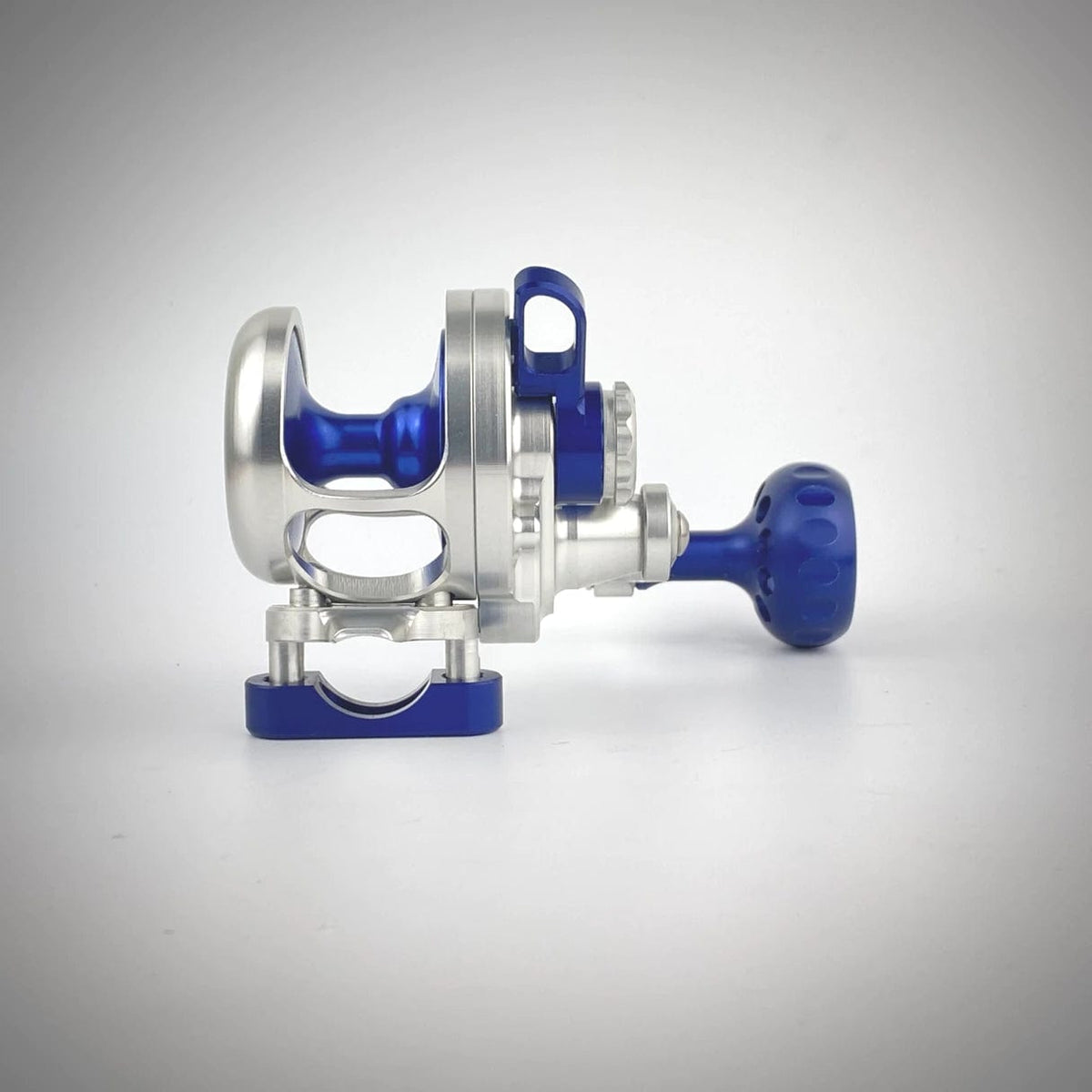 Seigler SGN (Small Game Narrow) Conventional Lever Drag Reels Right Hand / Silver / Blue