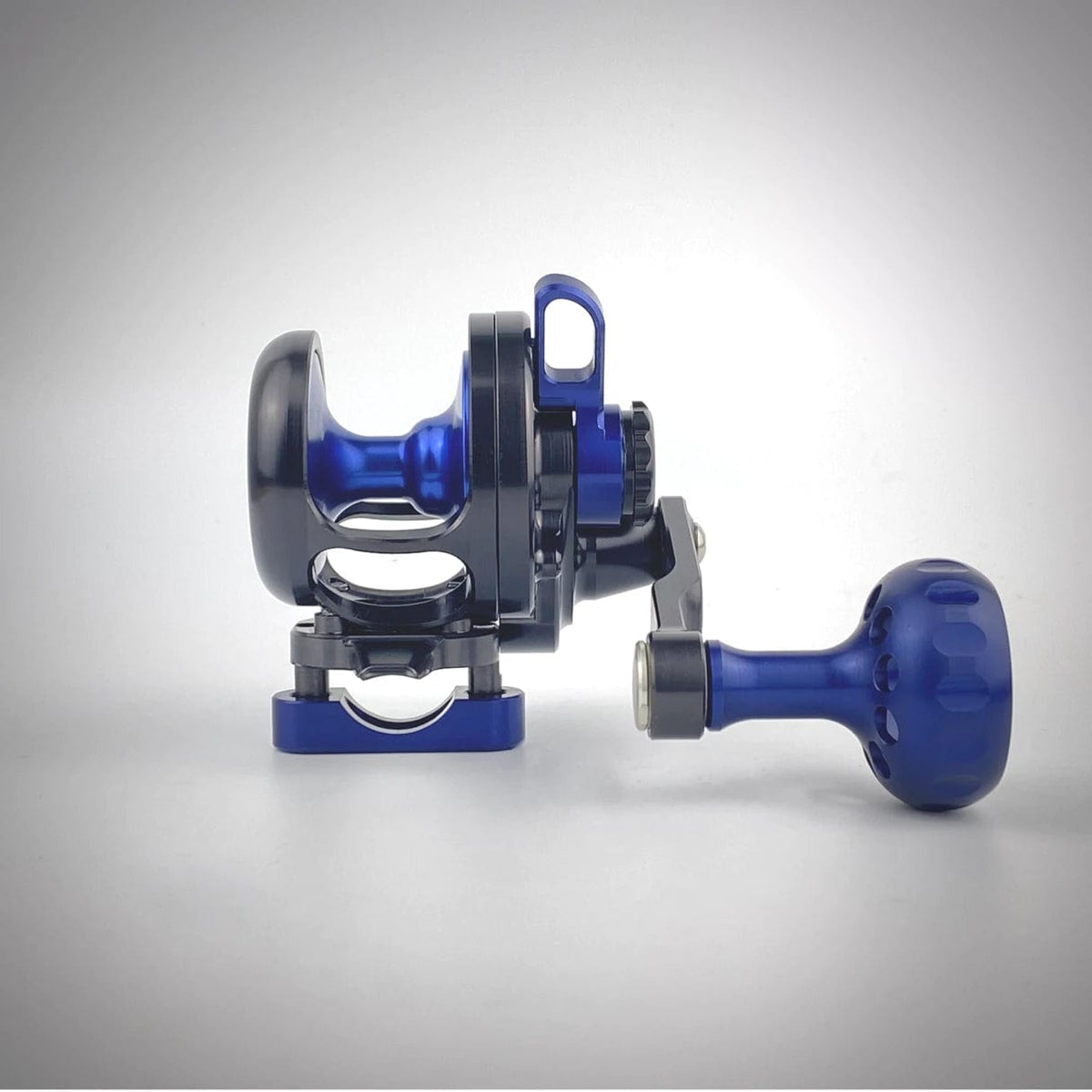 Seigler SGN (Small Game Narrow) Conventional Lever Drag Reels Right Hand / Smoke / Blue